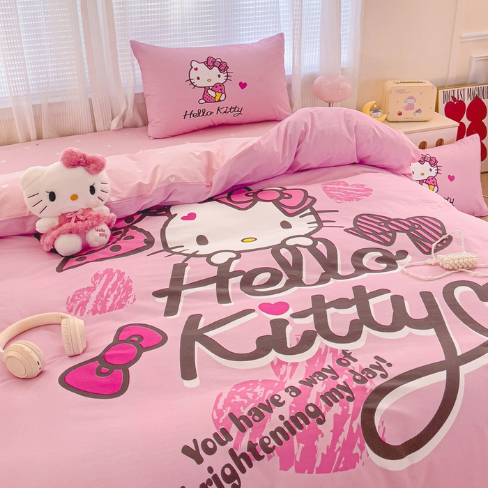 91家纺网 家纺一手货源 找家纺 朵希曼 2026新款正版授权全棉大版数码印花三丽鸥系列四件套 凯蒂宝贝