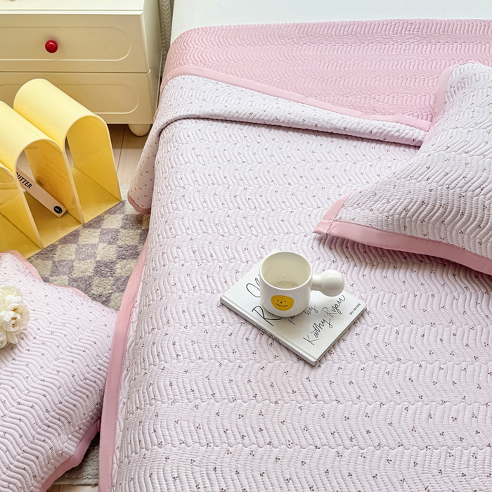 91家纺网 家纺一手货源 找家纺 满座家居 2026 新款莫代尔天丝床盖三件套小清新床盖（含手提包装） 小樱桃