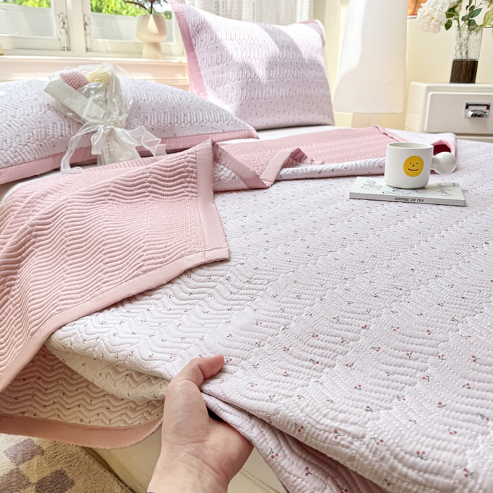 91家纺网 家纺一手货源 找家纺 满座家居 2026 新款莫代尔天丝床盖三件套小清新床盖（含手提包装） 小樱桃