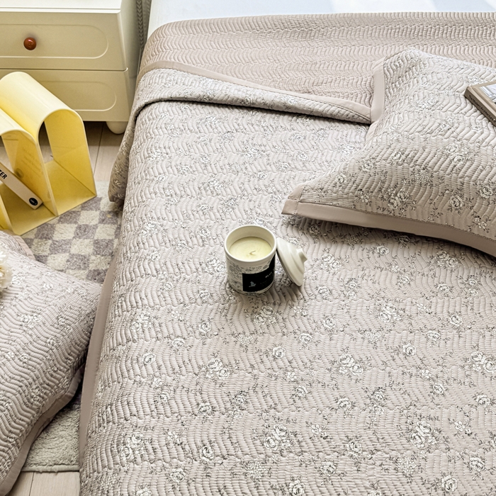 91家纺网 家纺一手货源 找家纺 满座家居 2026 新款莫代尔天丝床盖三件套小清新床盖（含手提包装） 云朵轻语