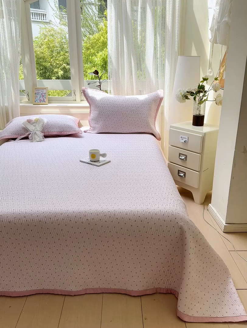 91家纺网 家纺一手货源 找家纺 满座家居 2026 新款莫代尔天丝床盖三件套小清新床盖（含手提包装） 小樱桃