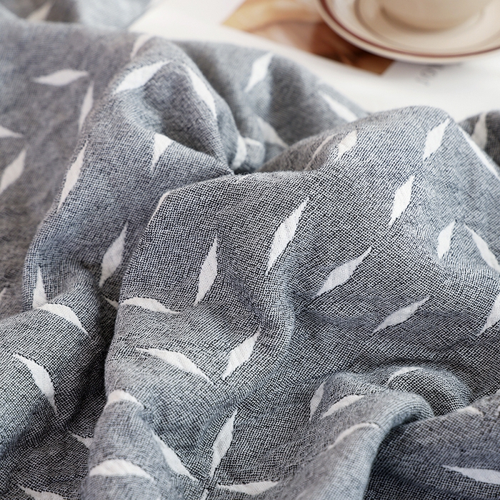 91家纺网 家纺一手货源 找家纺 朴尔家纺-毛巾被 2026新款伯尔尼风格全棉加厚三层纱布毛巾被-朴尔经典款常年备货 竹满庭院-灰