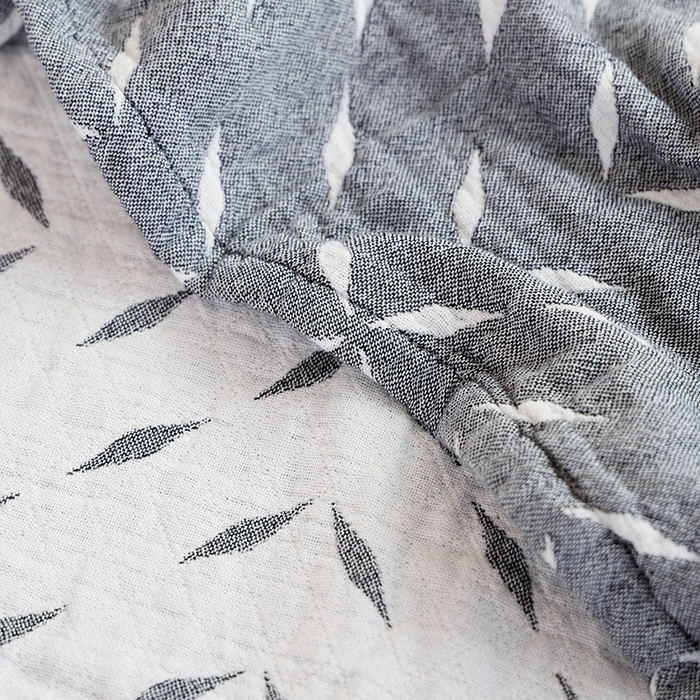 91家纺网 家纺一手货源 找家纺 朴尔家纺-毛巾被 2026新款伯尔尼风格全棉加厚三层纱布毛巾被-朴尔经典款常年备货 竹满庭院-灰