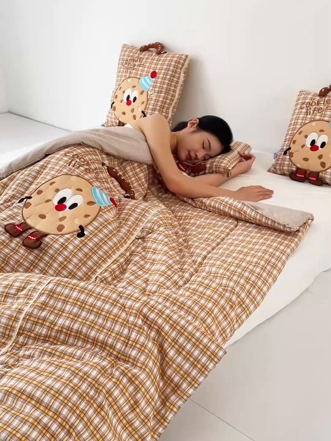 91家纺网 家纺一手货源 找家纺 雷娜家居 2026新款水洗棉手提款曲奇抱枕被 水洗棉饼干卡其