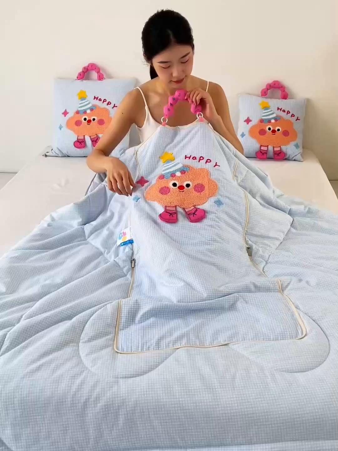 91家纺网 家纺一手货源 找家纺 雷娜家居 2026新款水洗木棉手提款云朵曲奇抱枕被 云朵蓝