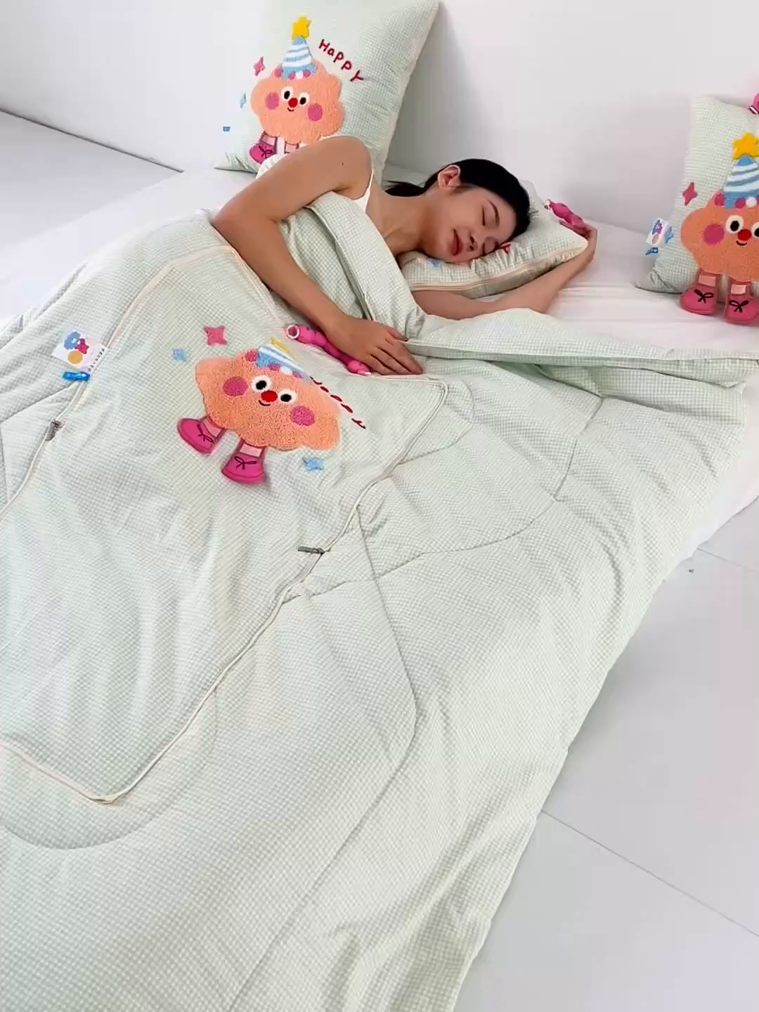 91家纺网 家纺一手货源 找家纺 雷娜家居 2026新款水洗木棉手提款云朵曲奇抱枕被 云朵绿