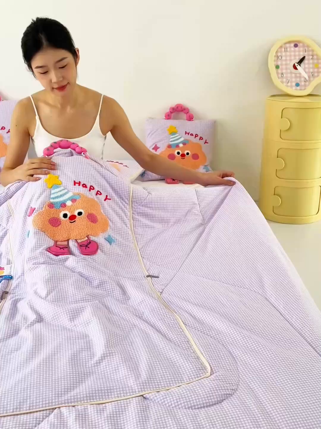 91家纺网 家纺一手货源 找家纺 雷娜家居 2026新款水洗木棉手提款云朵曲奇抱枕被 云朵紫