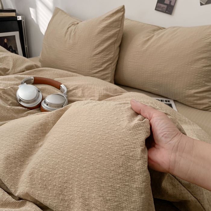 91家纺网 家纺一手货源 找家纺 彩韵家纺 2026新款软糯泡芙纱纯色四件套 泡芙-燕麦柔咖