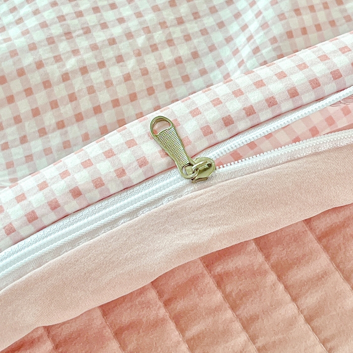 91家纺网 家纺一手货源 找家纺 尚美 2026新款简约印花床盖四件套 格间-粉