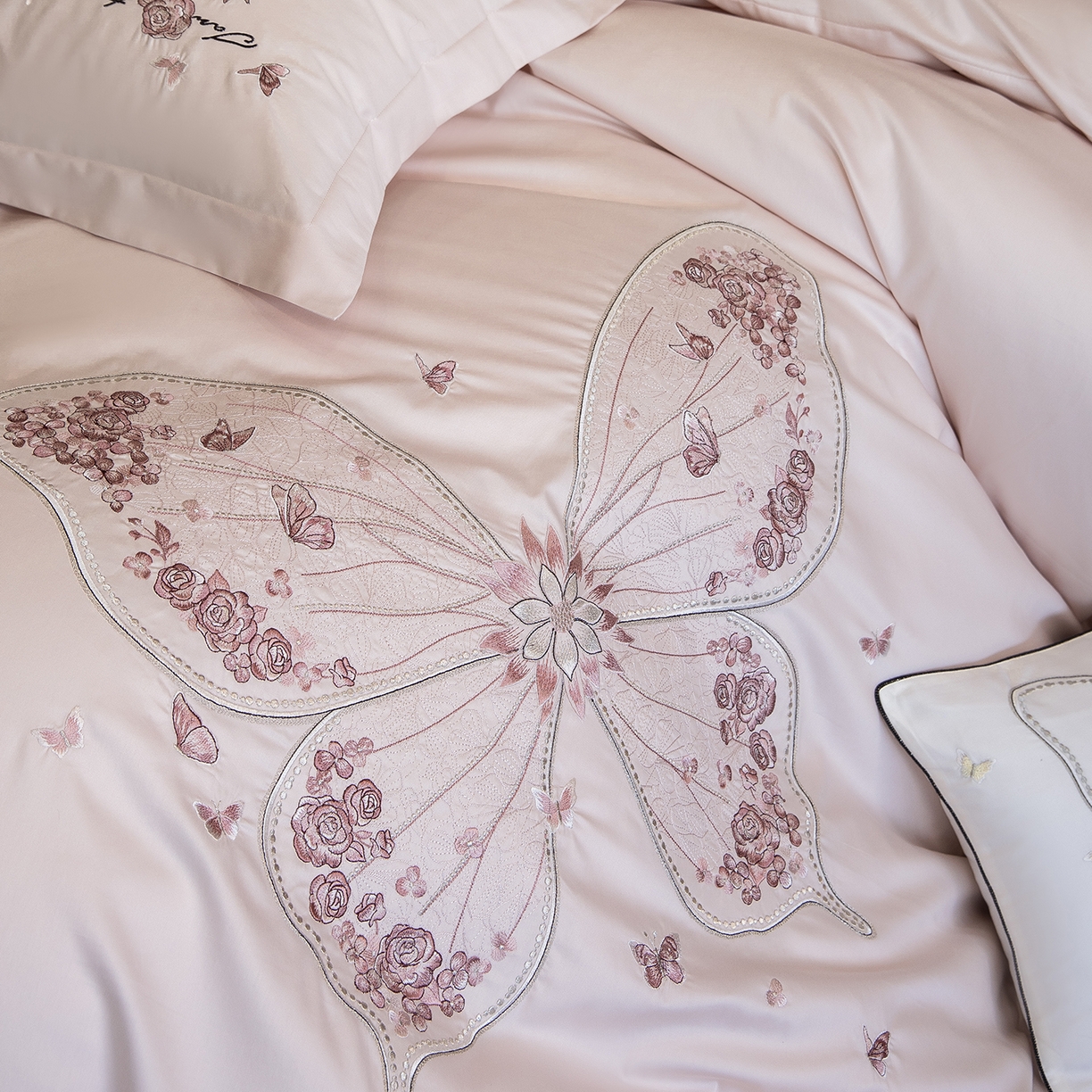 91家纺网 家纺一手货源 找家纺 东方合美（原：皇家传奇） 2026春夏新款长绒棉纯棉刺绣四件套-碟语森眠 碟语森眠-粉