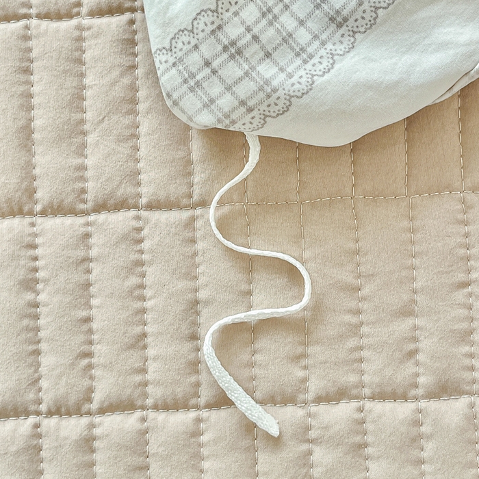 91家纺网 家纺一手货源 找家纺 尚美 2026新款简约印花床盖四件套 奶茶格蝶