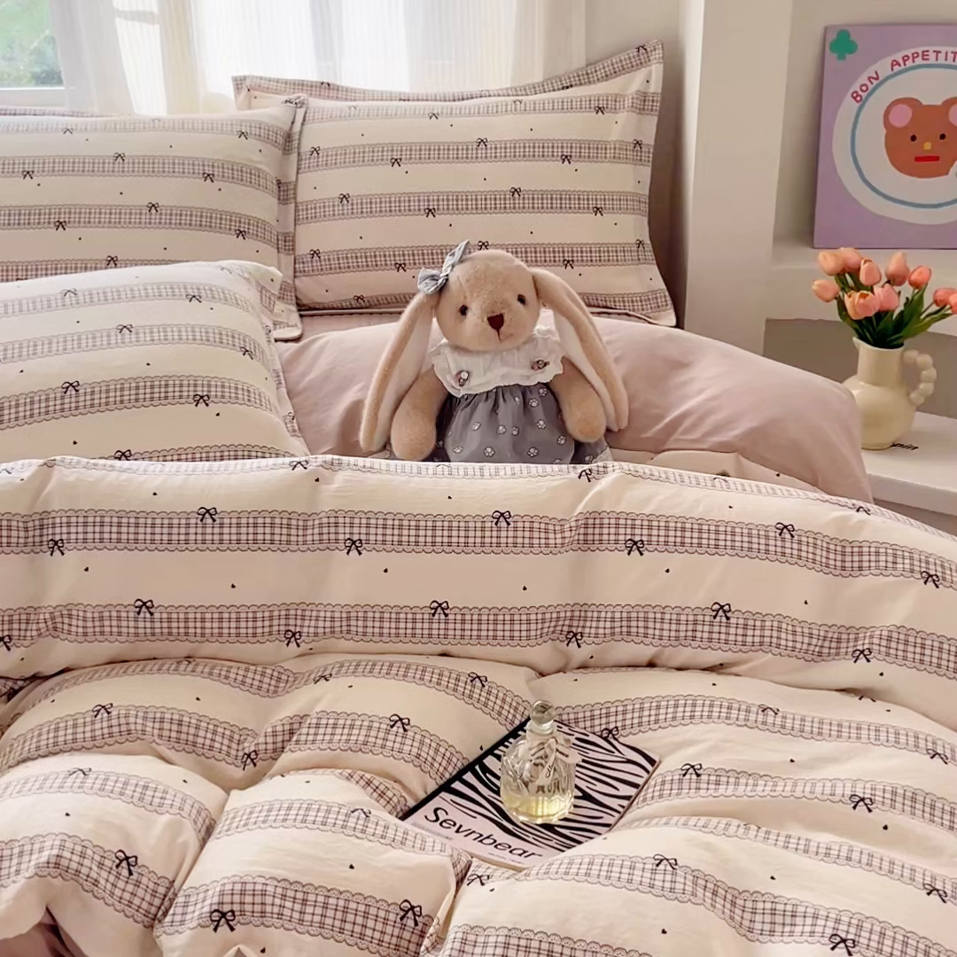 91家纺网 家纺一手货源 找家纺 尚美 2026新款简约印花床盖四件套 奶茶格蝶