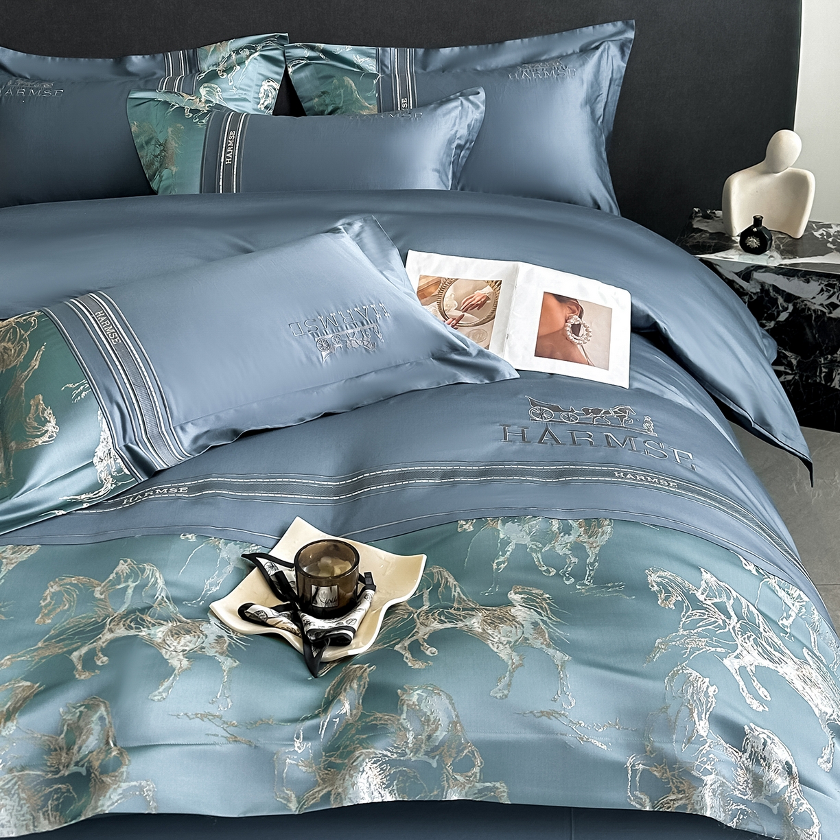 91家纺网 家纺一手货源 找家纺 置顶家纺 2026新款马年爱马亲肤提花刺绣系列四件套 爱马-宾利蓝