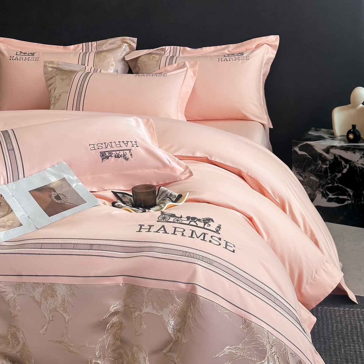 91家纺网 家纺一手货源 找家纺 置顶家纺 2026新款马年爱马亲肤提花刺绣系列四件套 爱马-粉