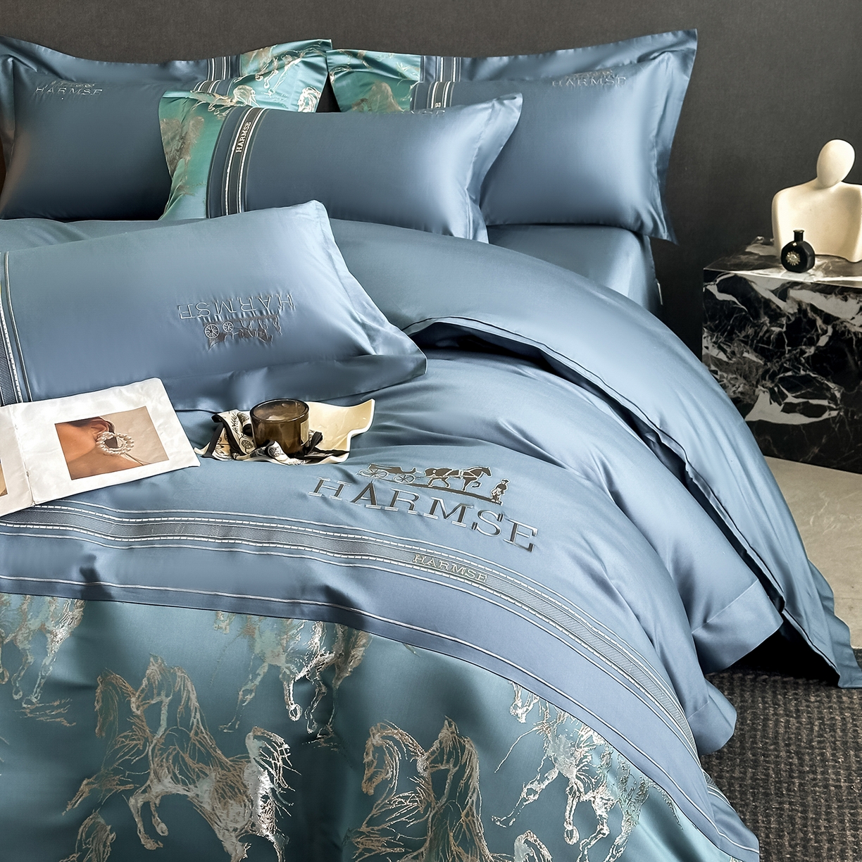 91家纺网 家纺一手货源 找家纺 置顶家纺 2026新款马年爱马亲肤提花刺绣系列四件套 爱马-宾利蓝