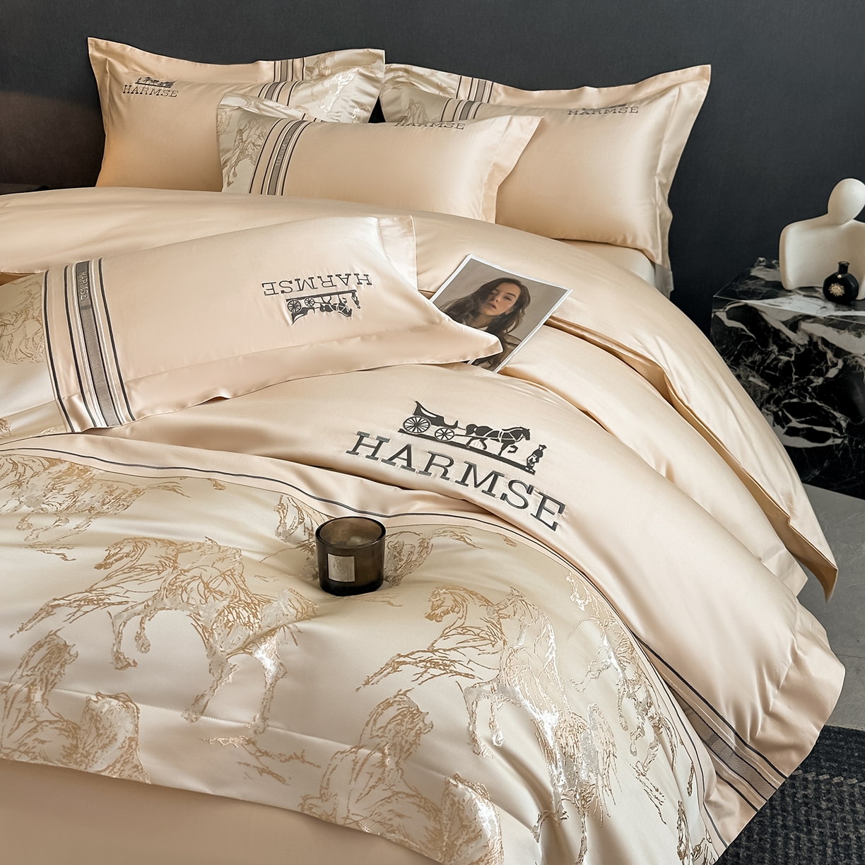 91家纺网 家纺一手货源 找家纺 置顶家纺 2026新款马年爱马亲肤提花刺绣系列四件套 爱马-浅香槟