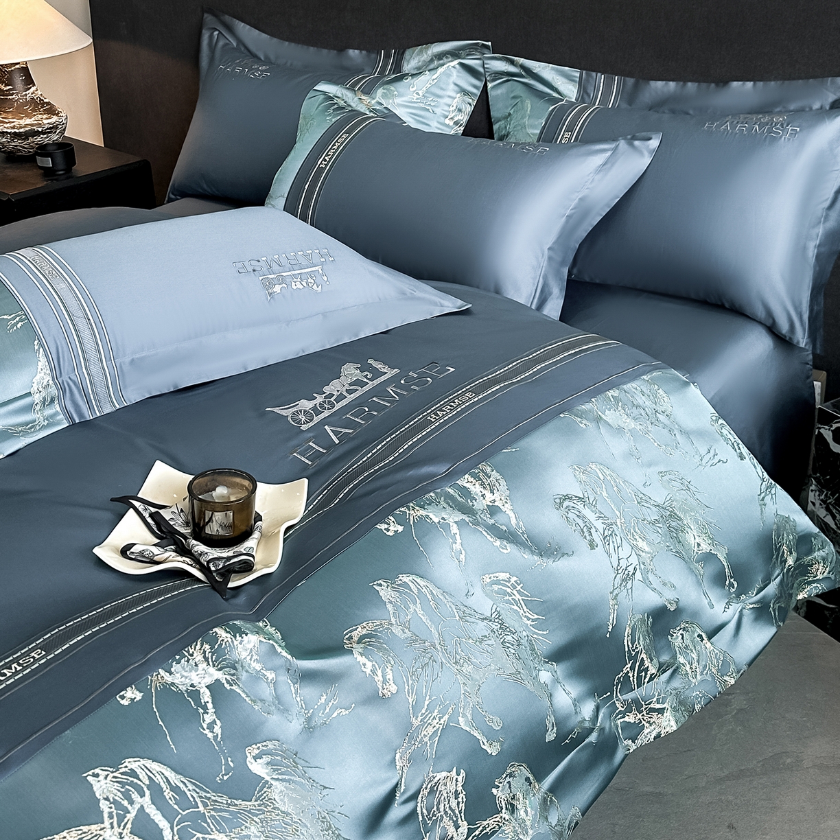 91家纺网 家纺一手货源 找家纺 置顶家纺 2026新款马年爱马亲肤提花刺绣系列四件套 爱马-宾利蓝