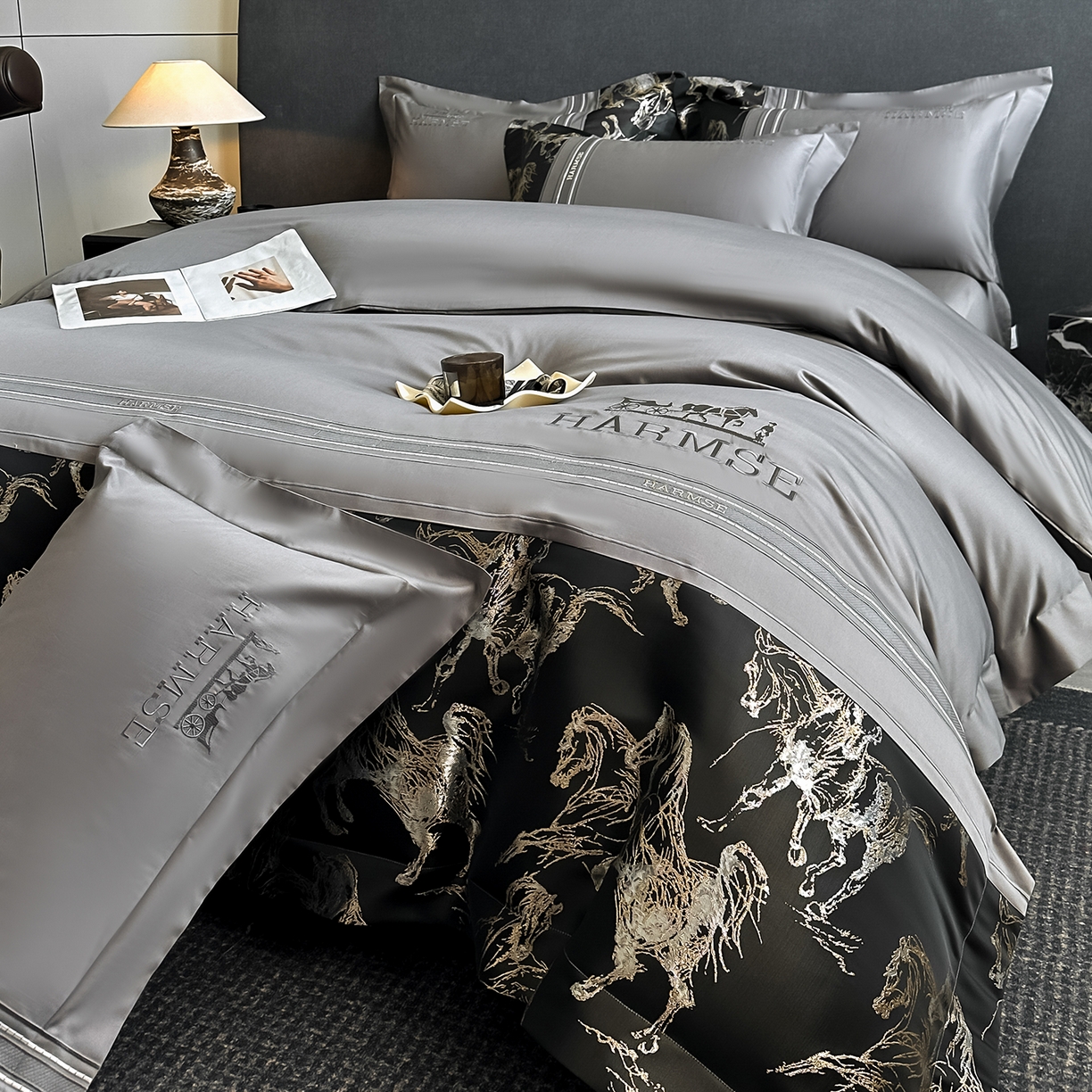 91家纺网 家纺一手货源 找家纺 置顶家纺 2026新款马年爱马亲肤提花刺绣系列四件套 爱马-高级灰