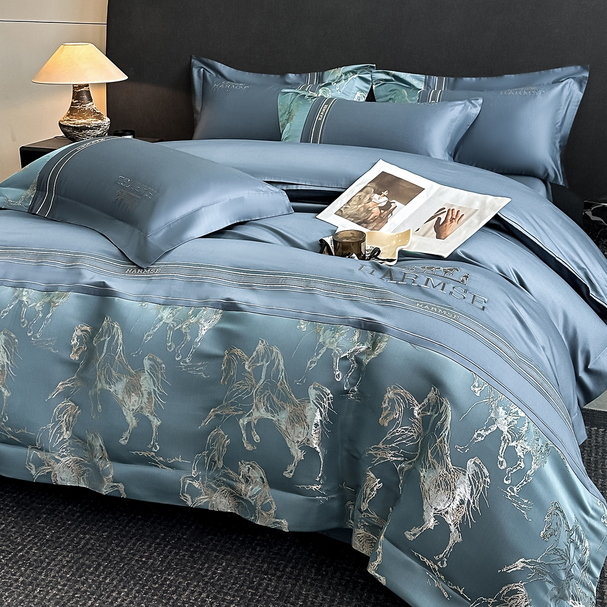 91家纺网 家纺一手货源 找家纺 置顶家纺 2026新款马年爱马亲肤提花刺绣系列四件套 爱马-宾利蓝