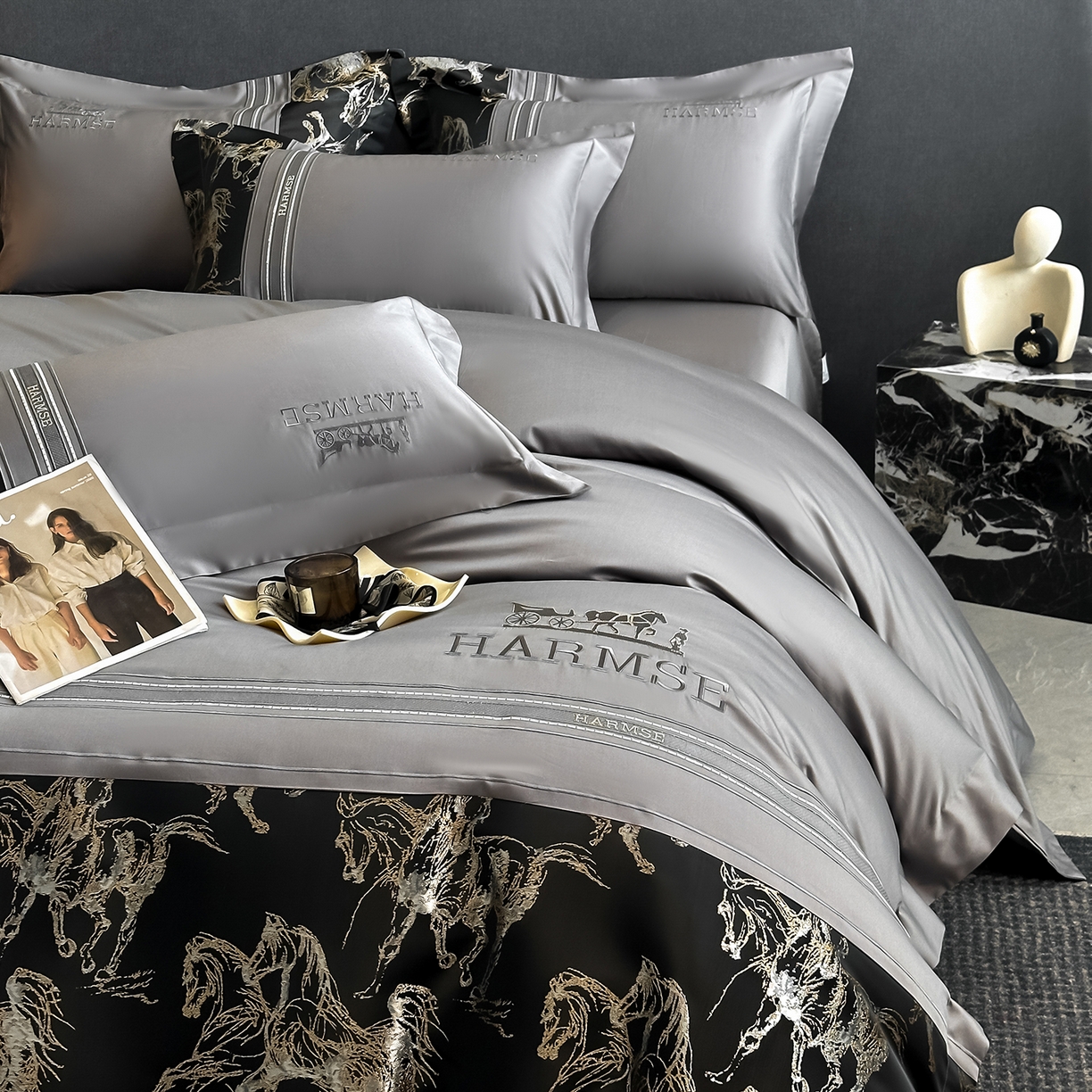 91家纺网 家纺一手货源 找家纺 置顶家纺 2026新款马年爱马亲肤提花刺绣系列四件套 爱马-高级灰