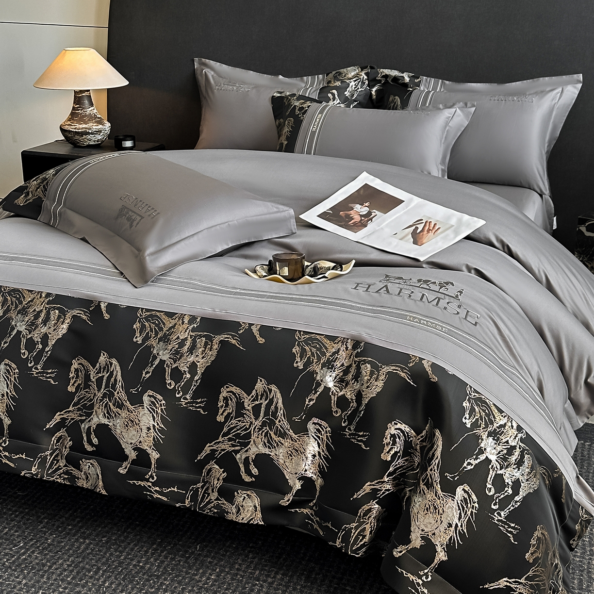 91家纺网 家纺一手货源 找家纺 置顶家纺 2026新款马年爱马亲肤提花刺绣系列四件套 爱马-高级灰