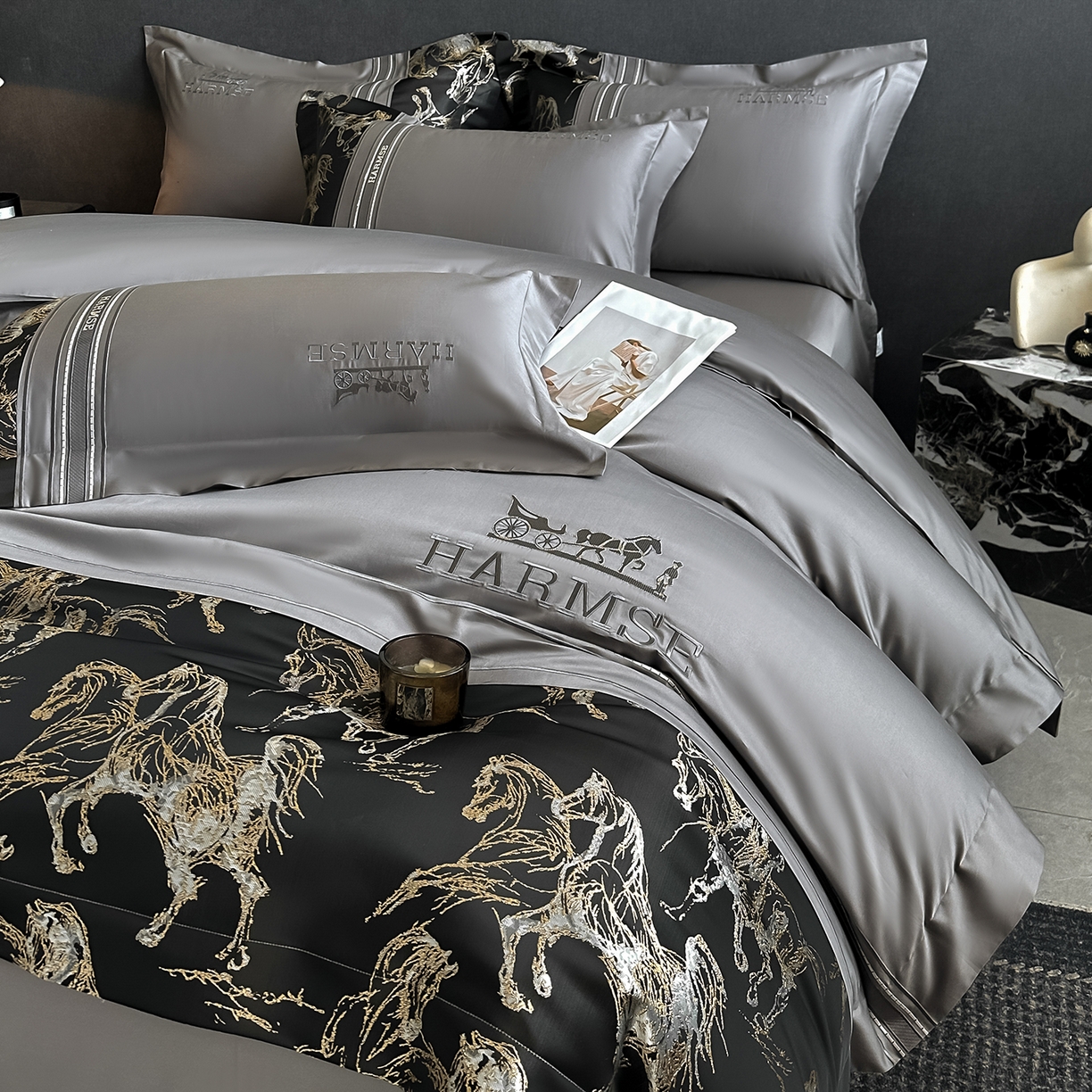 91家纺网 家纺一手货源 找家纺 置顶家纺 2026新款马年爱马亲肤提花刺绣系列四件套 爱马-高级灰