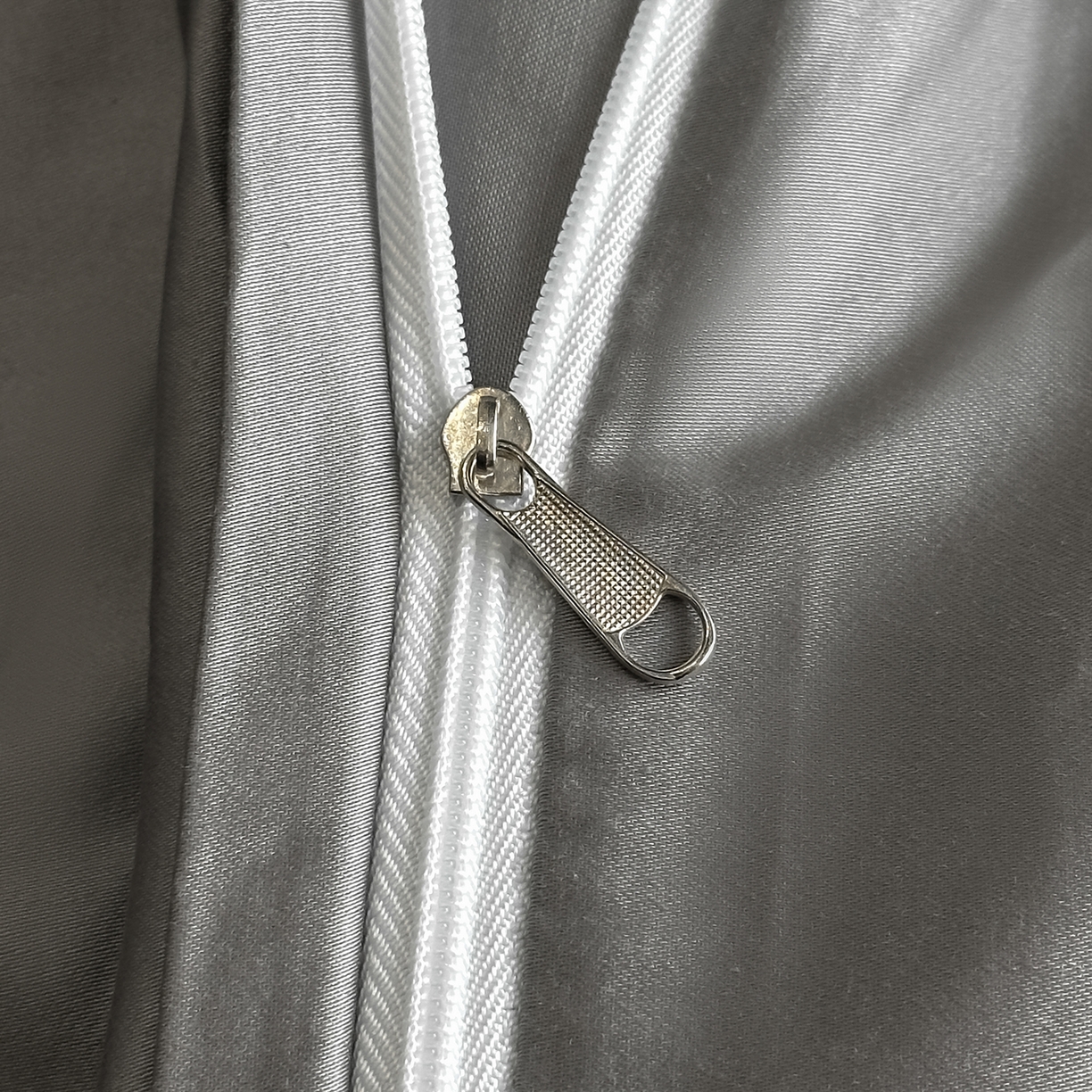 91家纺网 家纺一手货源 找家纺 置顶家纺 2026新款马年爱马亲肤提花刺绣系列四件套 爱马-高级灰