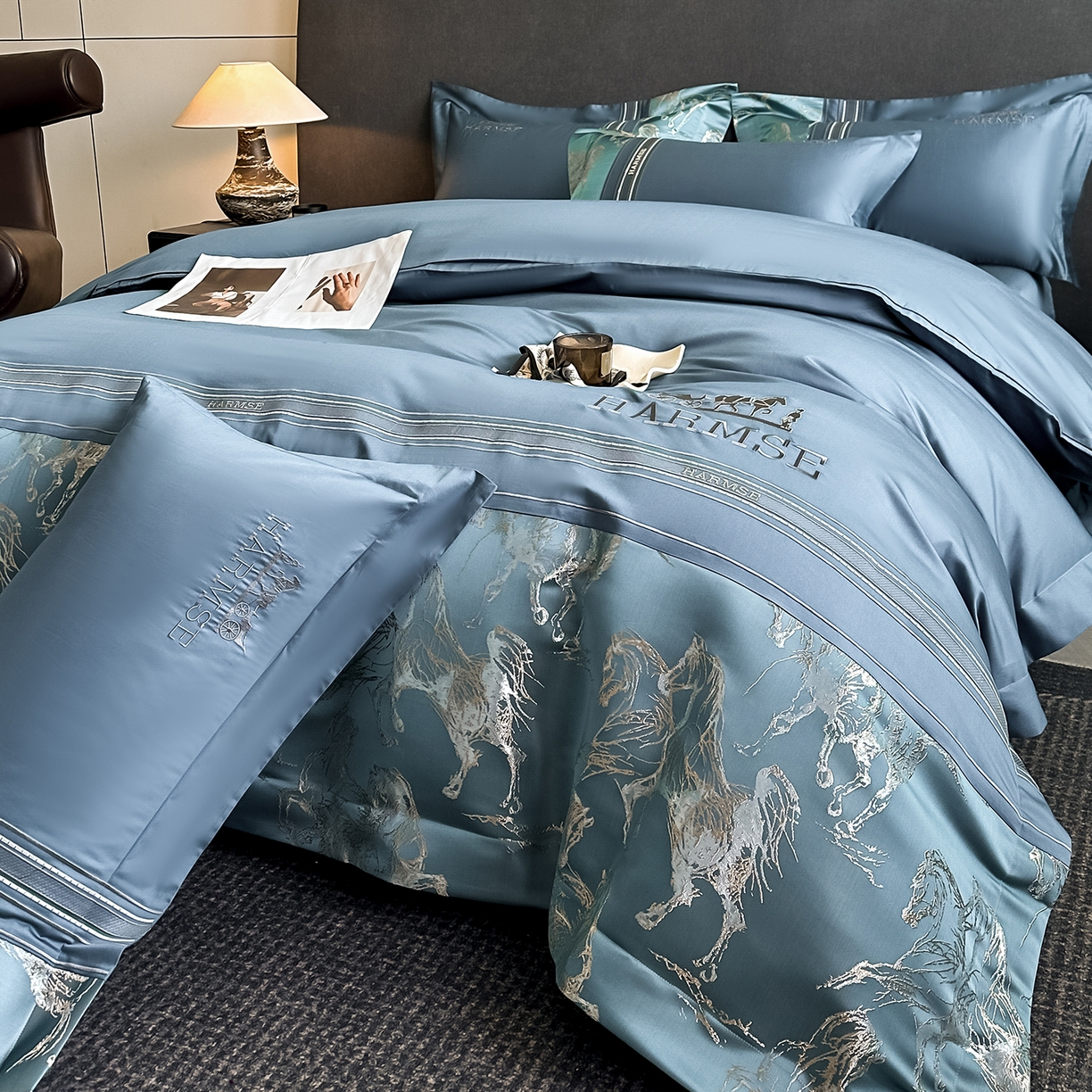 91家纺网 家纺一手货源 找家纺 置顶家纺 2026新款马年爱马亲肤提花刺绣系列四件套 爱马-宾利蓝