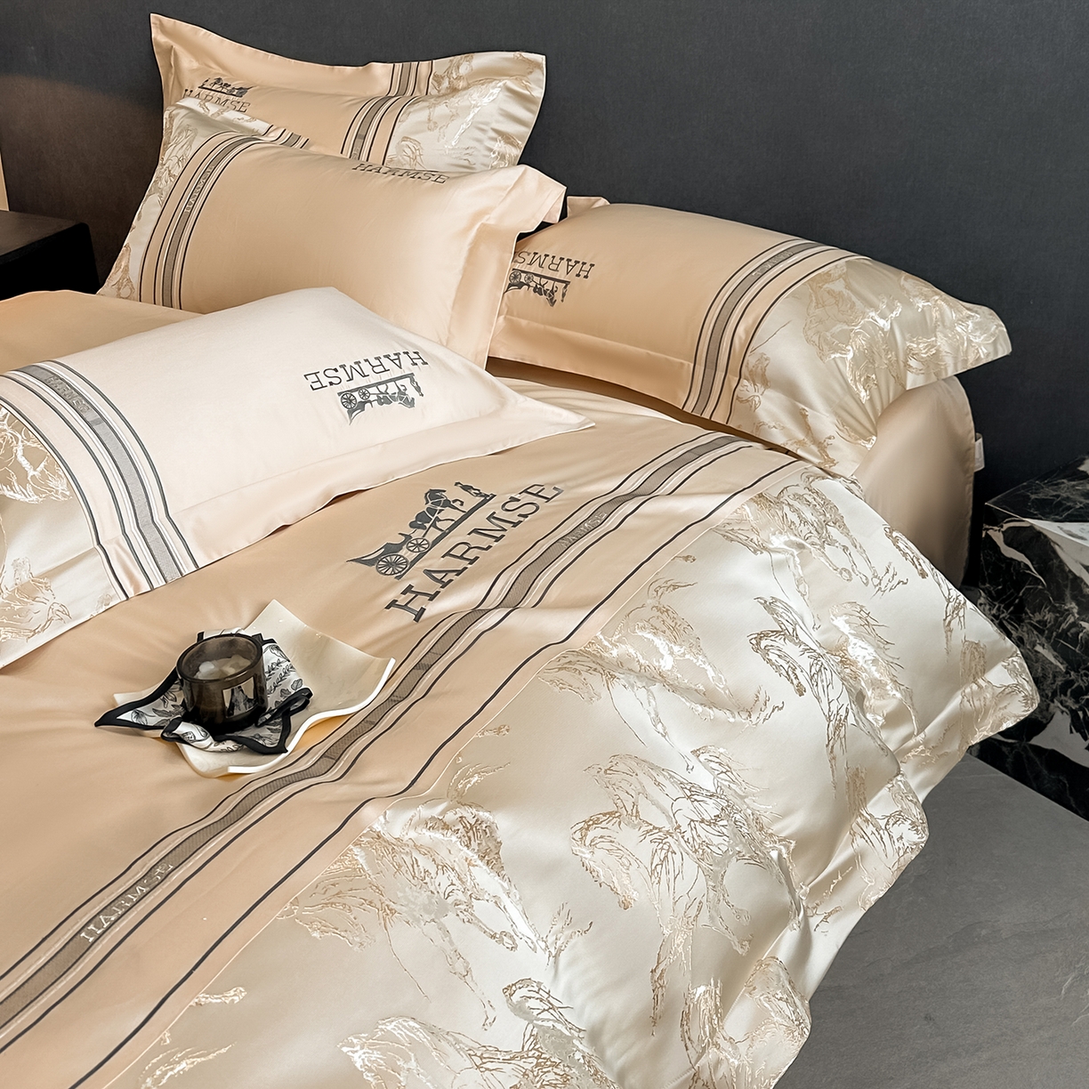 91家纺网 家纺一手货源 找家纺 置顶家纺 2026新款马年爱马亲肤提花刺绣系列四件套 爱马-浅香槟