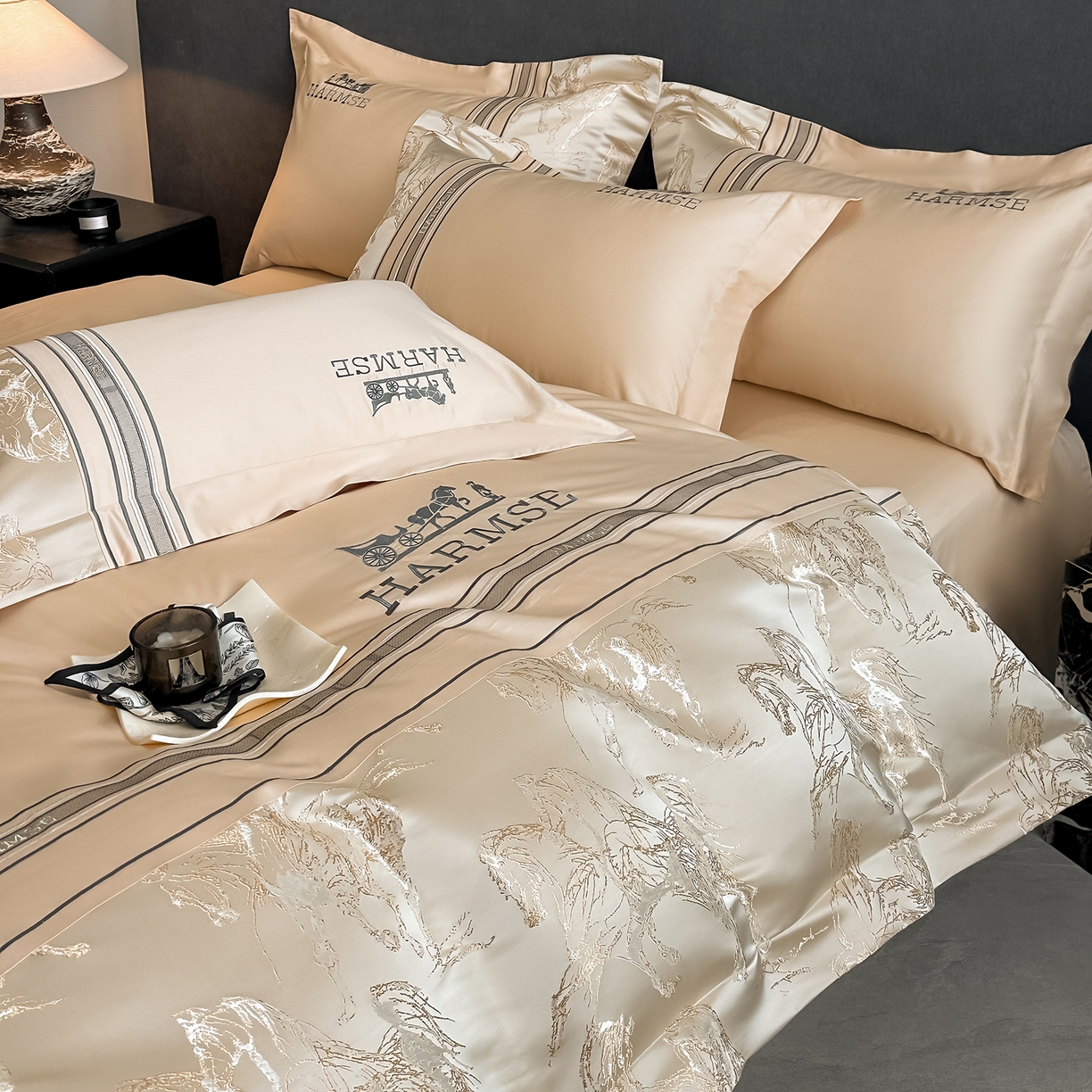 91家纺网 家纺一手货源 找家纺 置顶家纺 2026新款马年爱马亲肤提花刺绣系列四件套 爱马-浅香槟