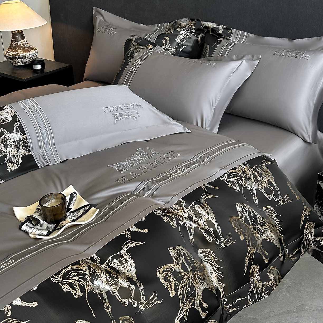 91家纺网 家纺一手货源 找家纺 置顶家纺 2026新款马年爱马亲肤提花刺绣系列四件套 爱马-高级灰