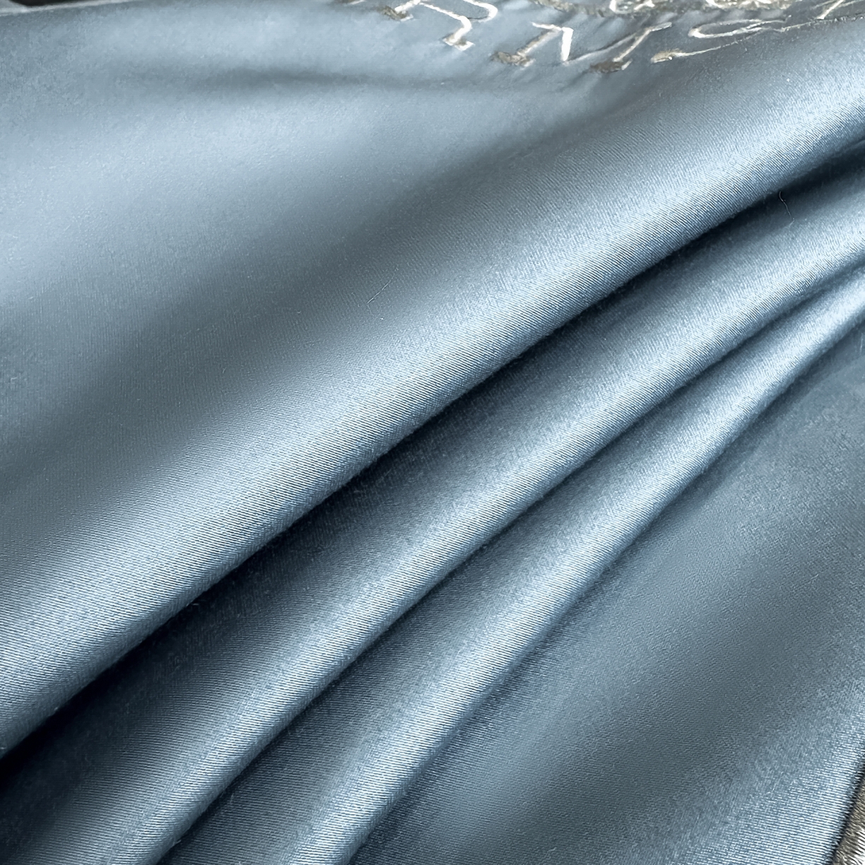 91家纺网 家纺一手货源 找家纺 置顶家纺 2026新款马年爱马亲肤提花刺绣系列四件套 爱马-宾利蓝