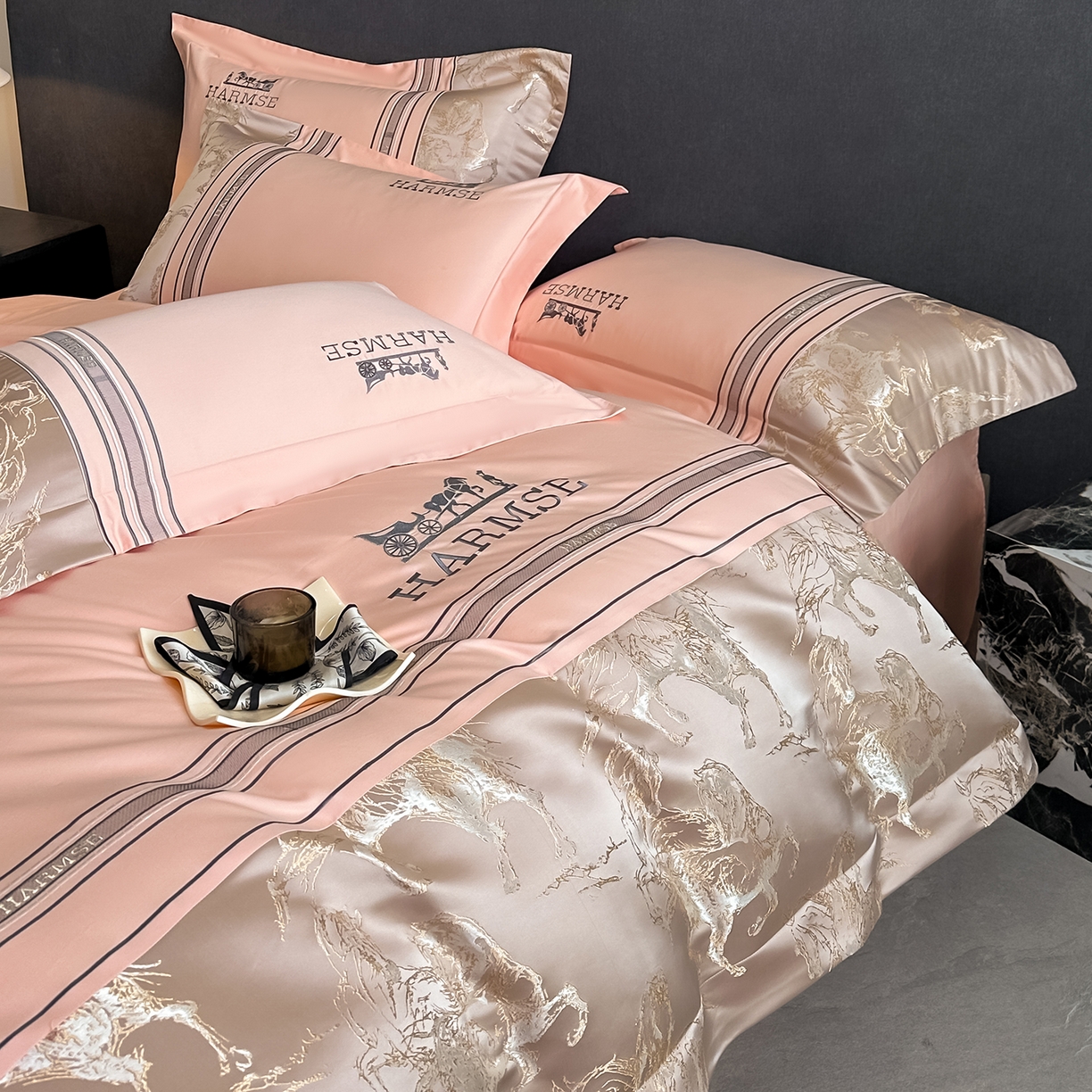 91家纺网 家纺一手货源 找家纺 置顶家纺 2026新款马年爱马亲肤提花刺绣系列四件套 爱马-粉