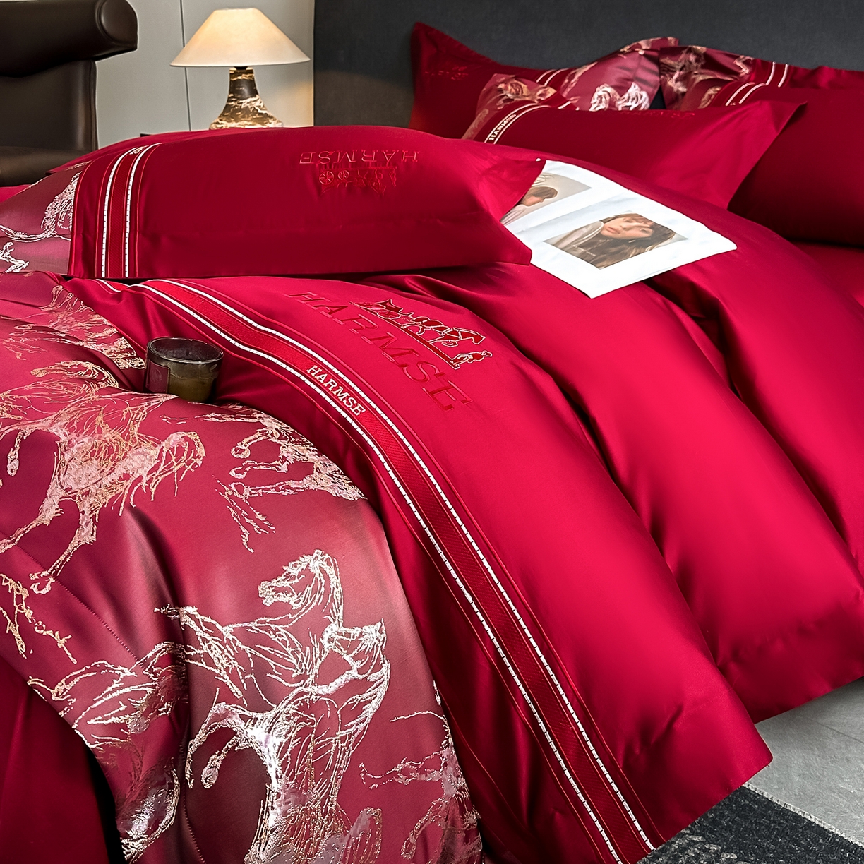 91家纺网 家纺一手货源 找家纺 置顶家纺 2026新款马年爱马亲肤提花刺绣系列四件套 爱马-大红