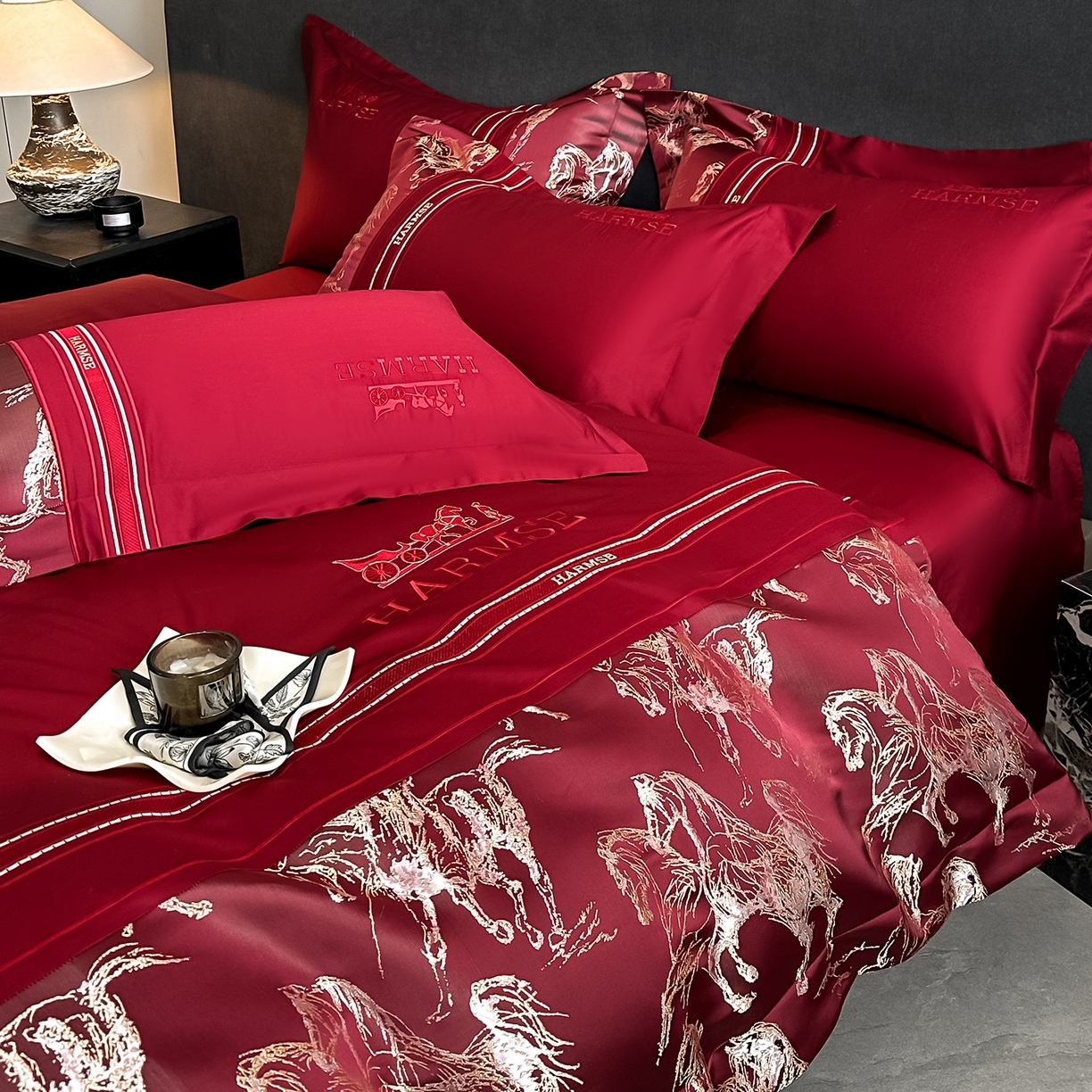 91家纺网 家纺一手货源 找家纺 置顶家纺 2026新款马年爱马亲肤提花刺绣系列四件套 爱马-大红