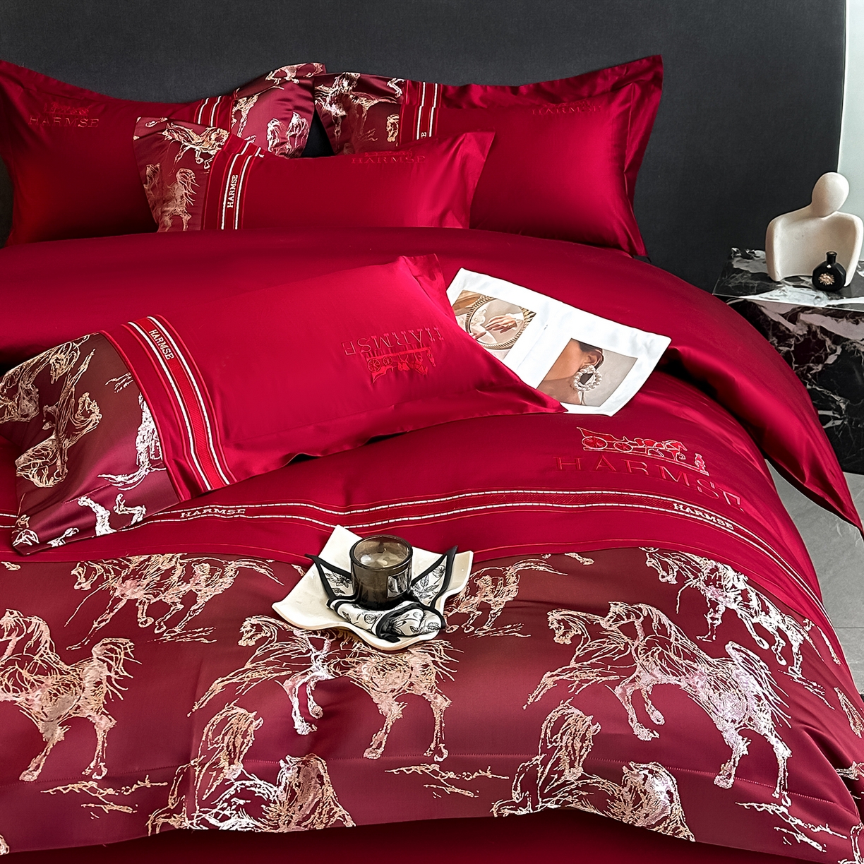 91家纺网 家纺一手货源 找家纺 置顶家纺 2026新款马年爱马亲肤提花刺绣系列四件套 爱马-大红