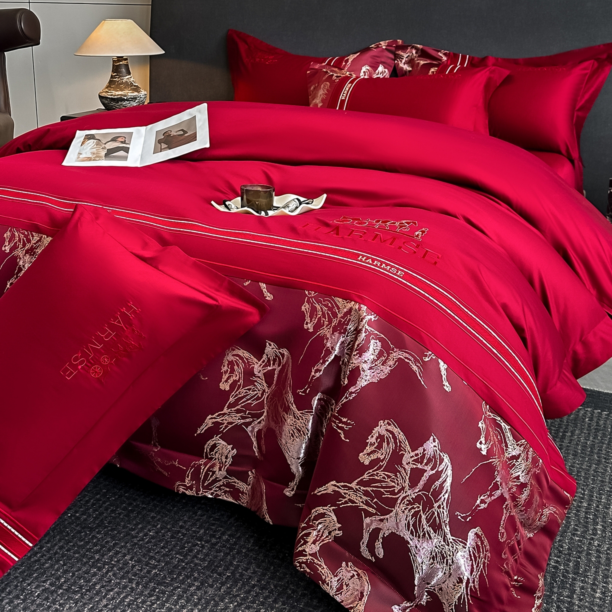 91家纺网 家纺一手货源 找家纺 置顶家纺 2026新款马年爱马亲肤提花刺绣系列四件套 爱马-大红