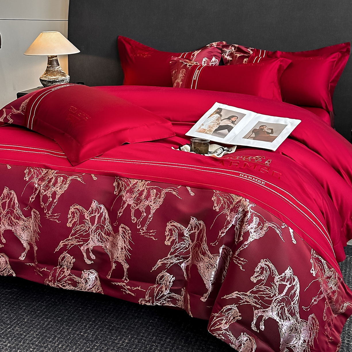 91家纺网 家纺一手货源 找家纺 置顶家纺 2026新款马年爱马亲肤提花刺绣系列四件套 爱马-大红