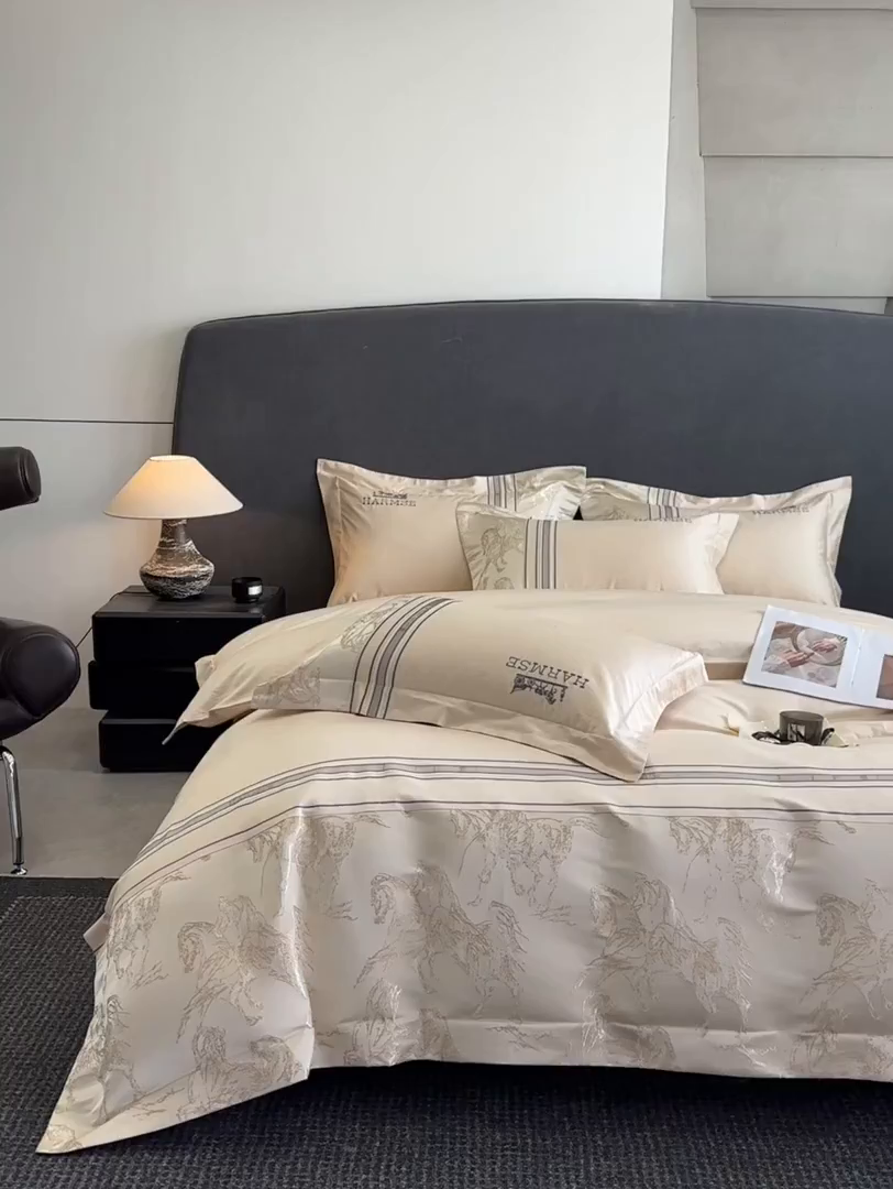 91家纺网 家纺一手货源 找家纺 置顶家纺 2026新款马年爱马亲肤提花刺绣系列四件套 爱马-浅香槟