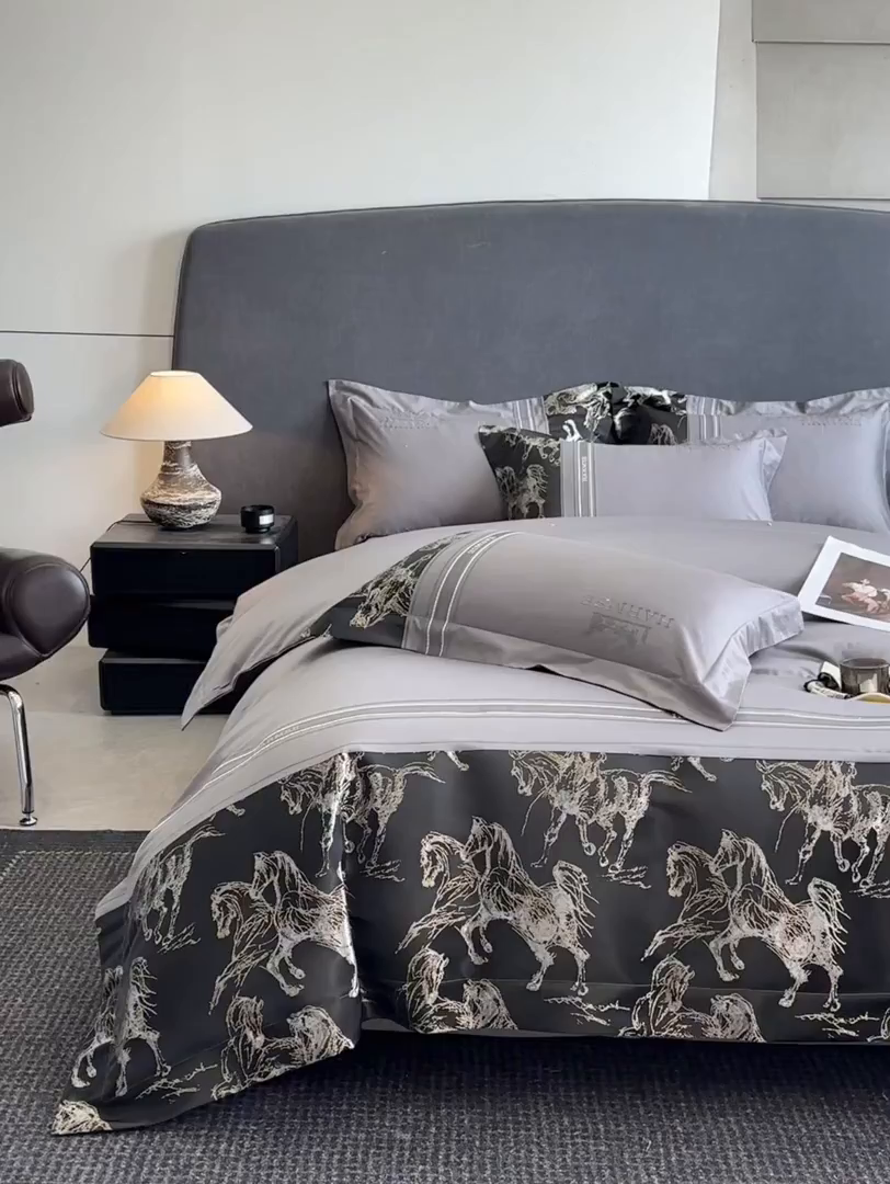 91家纺网 家纺一手货源 找家纺 置顶家纺 2026新款马年爱马亲肤提花刺绣系列四件套 爱马-高级灰