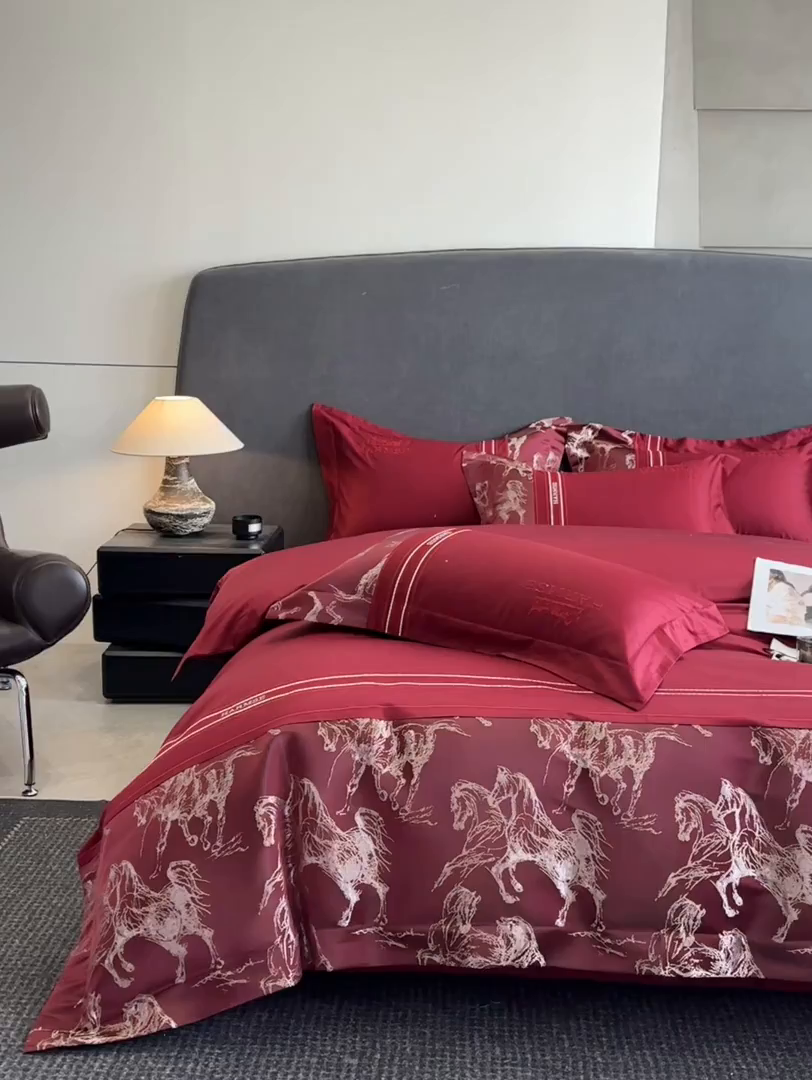 91家纺网 家纺一手货源 找家纺 置顶家纺 2026新款马年爱马亲肤提花刺绣系列四件套 爱马-大红