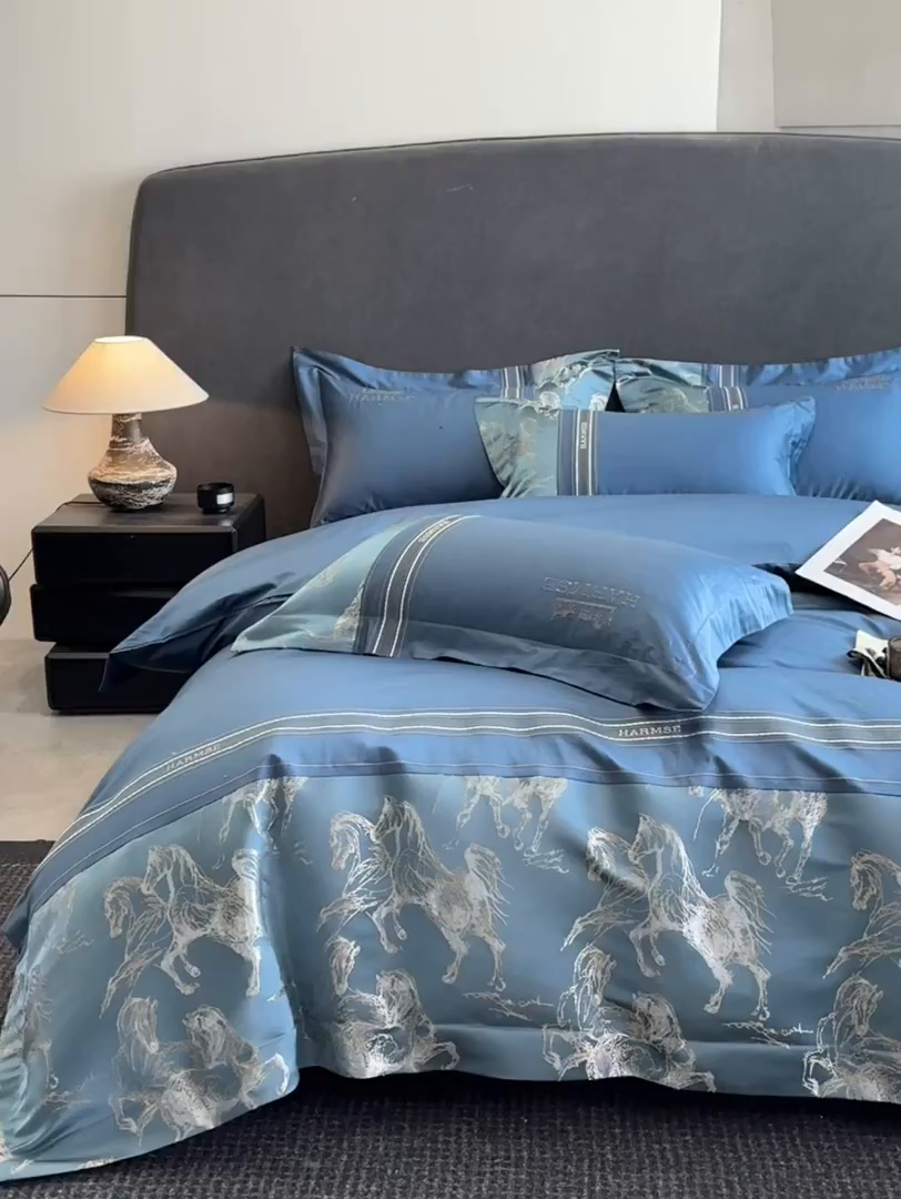 91家纺网 家纺一手货源 找家纺 置顶家纺 2026新款马年爱马亲肤提花刺绣系列四件套 爱马-宾利蓝