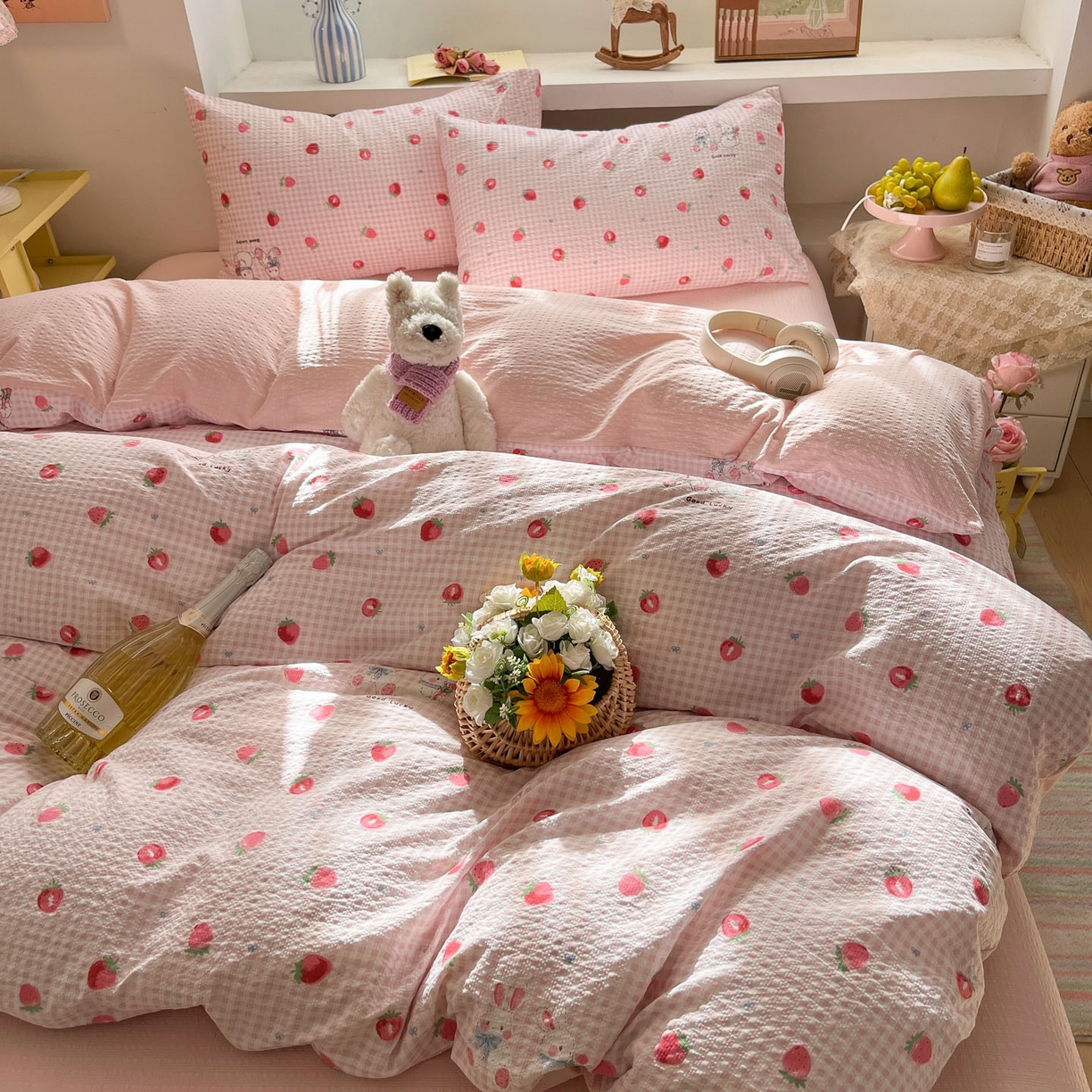 91家纺网 家纺一手货源 找家纺 彩韵家纺 2026新款软糯泡芙纱印花四件套 草莓兔兔