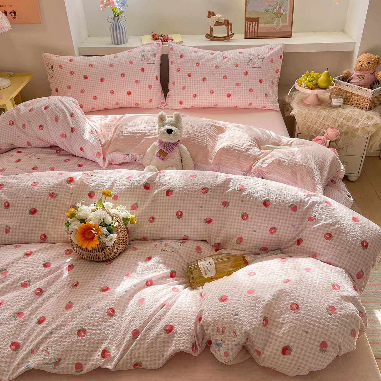 91家纺网 家纺一手货源 找家纺 彩韵家纺 2026新款软糯泡芙纱印花四件套 草莓兔兔