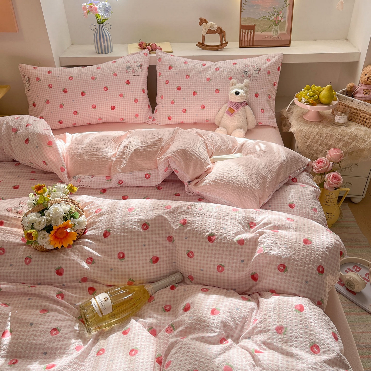 91家纺网 家纺一手货源 找家纺 彩韵家纺 2026新款软糯泡芙纱印花四件套 草莓兔兔