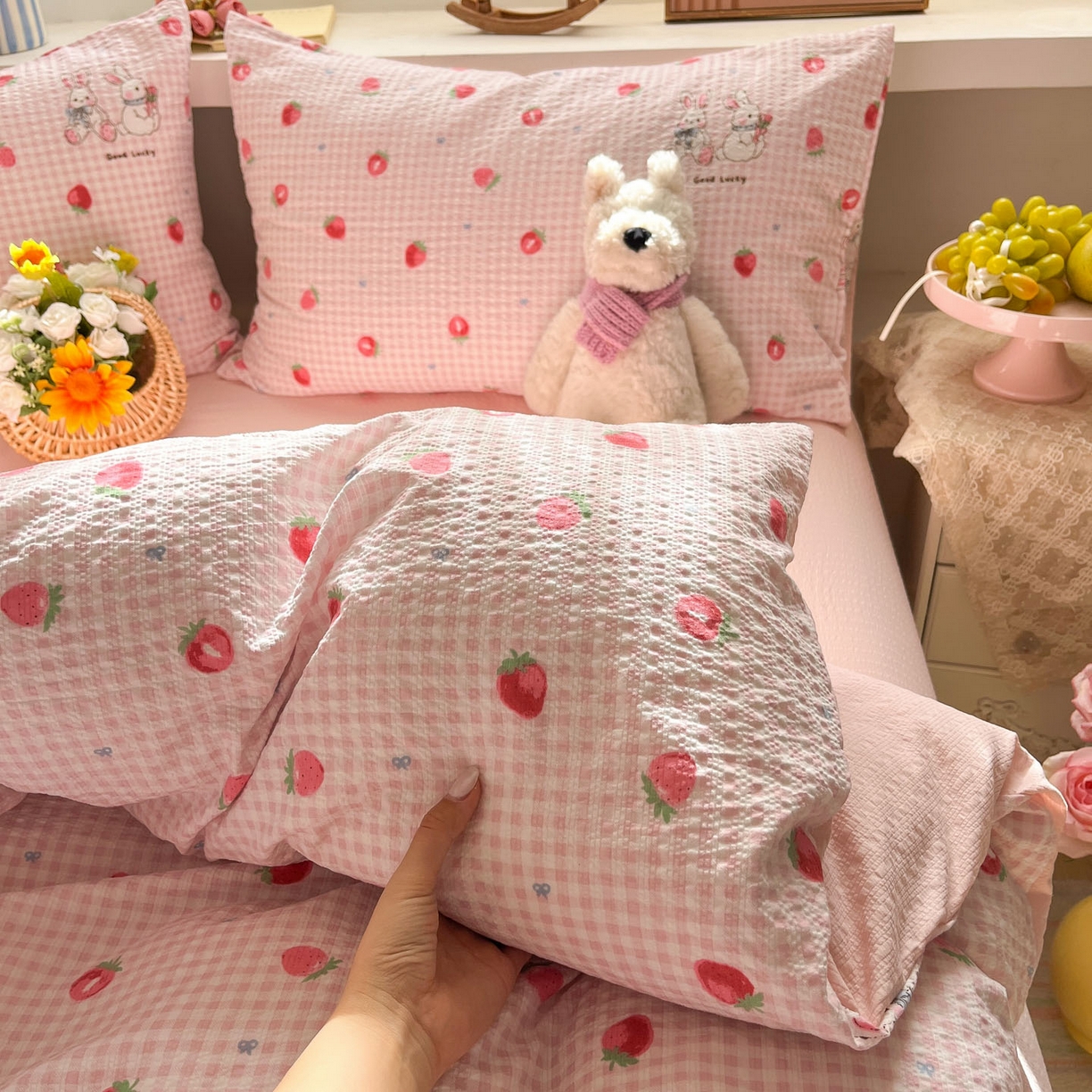 91家纺网 家纺一手货源 找家纺 彩韵家纺 2026新款软糯泡芙纱印花四件套 草莓兔兔