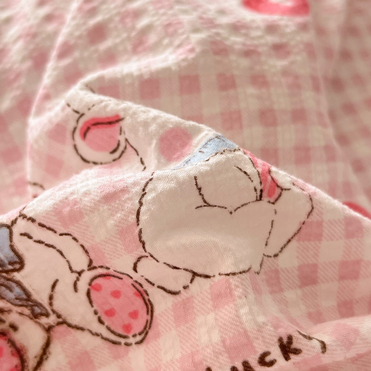 91家纺网 家纺一手货源 找家纺 彩韵家纺 2026新款软糯泡芙纱印花四件套 草莓兔兔