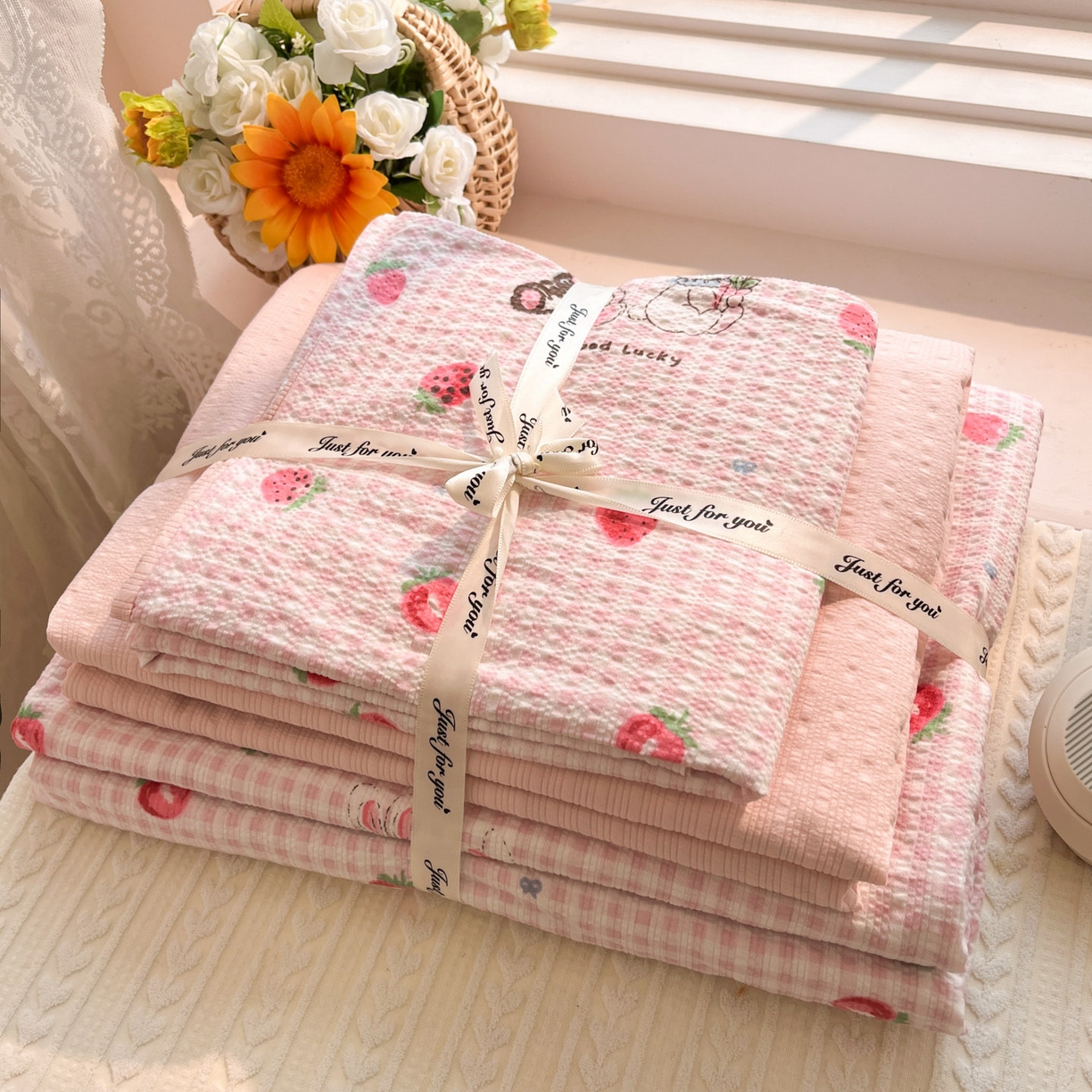 91家纺网 家纺一手货源 找家纺 彩韵家纺 2026新款软糯泡芙纱印花四件套 草莓兔兔