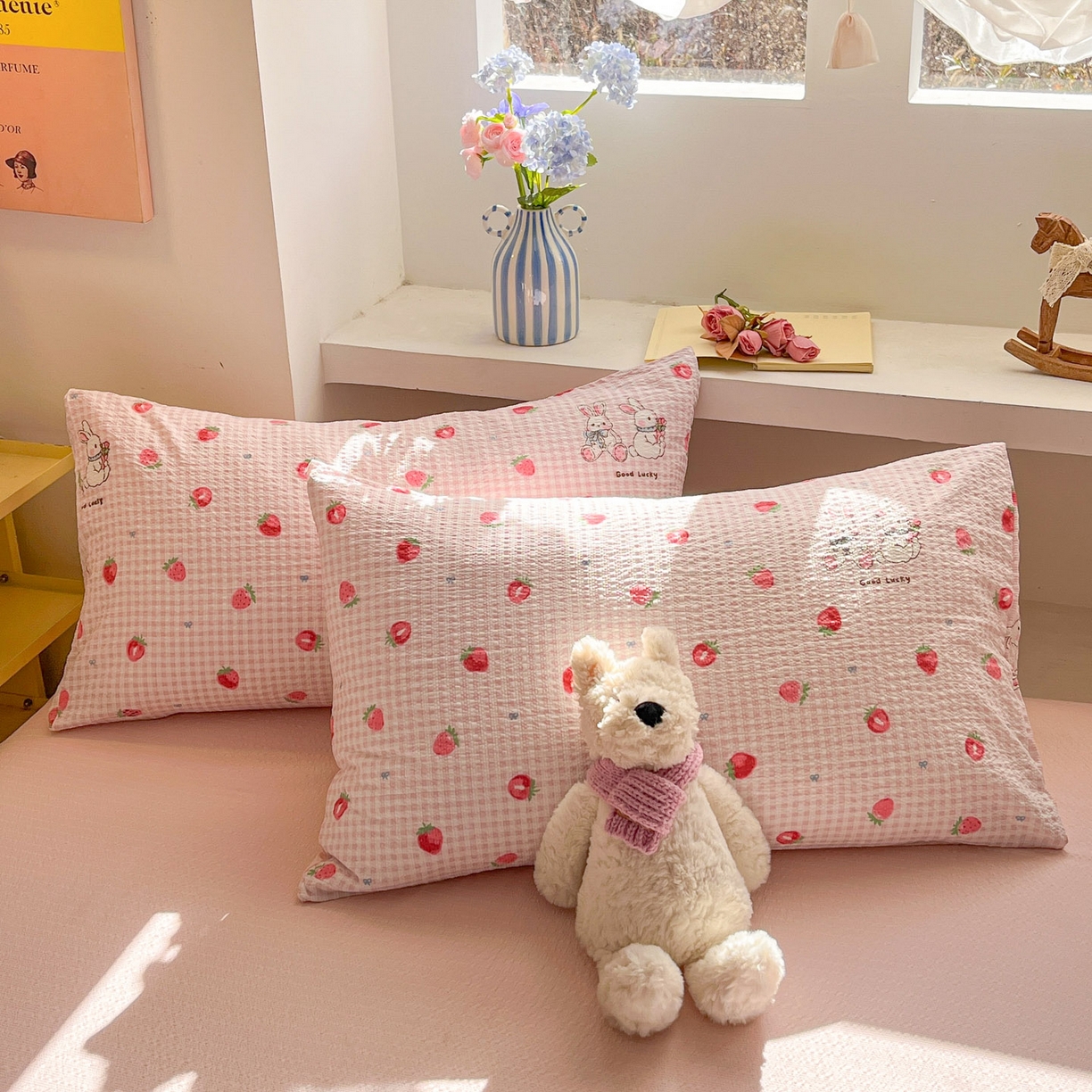 91家纺网 家纺一手货源 找家纺 彩韵家纺 2026新款软糯泡芙纱印花四件套 草莓兔兔