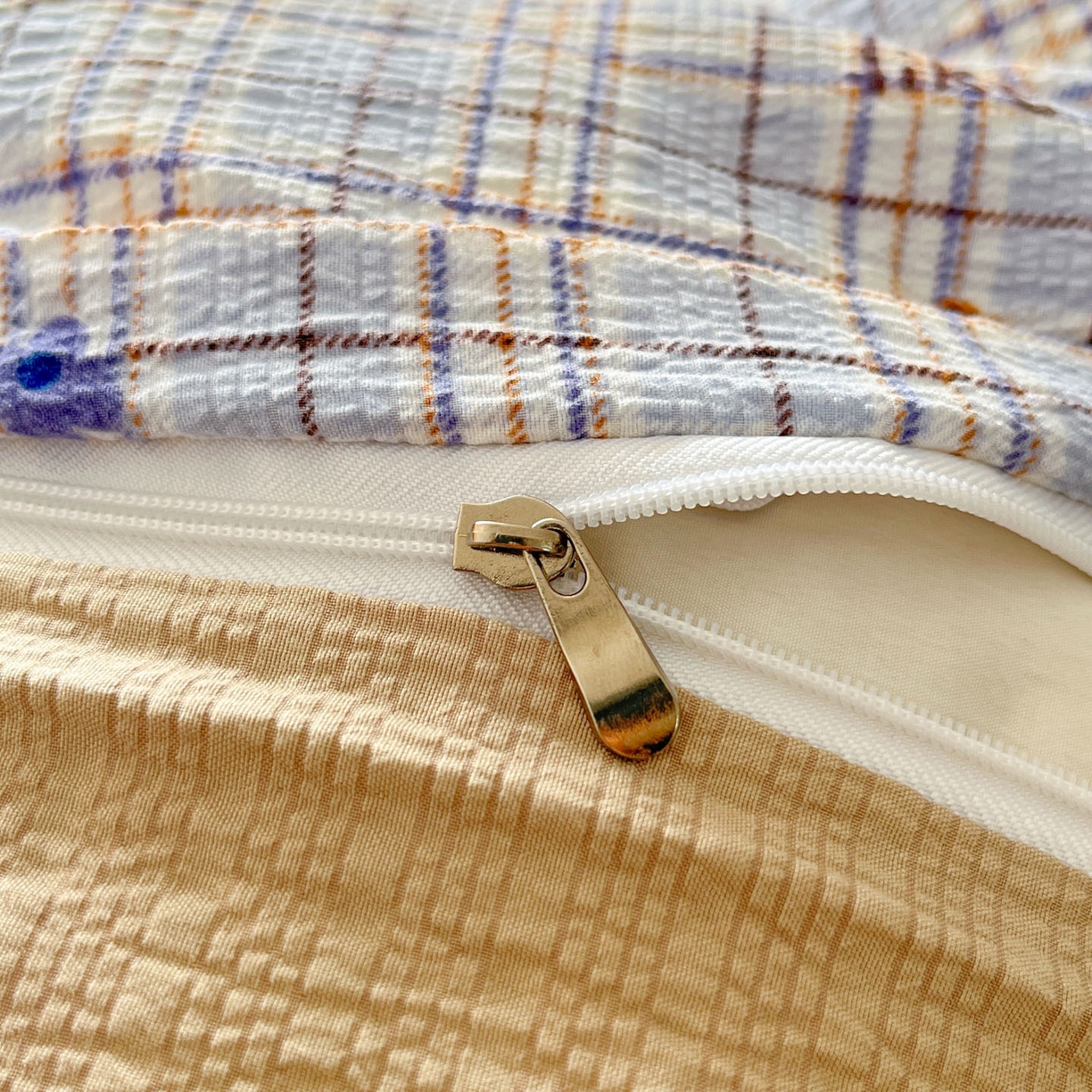 91家纺网 家纺一手货源 找家纺 彩韵家纺 2026新款软糯泡芙纱印花四件套 狗狗乐园